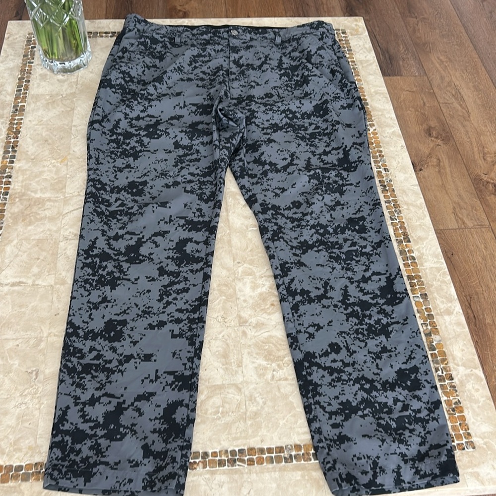 Adidas Gray and Black Camo Lightweight Athletic Golf Pants Men’s Size 38x32‎